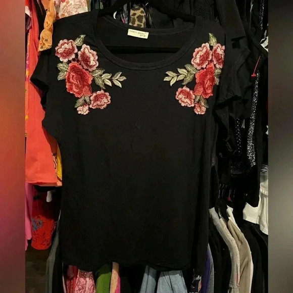 twenty second Tops - 🤑 Embroidered Appliqué Floral Black Tee